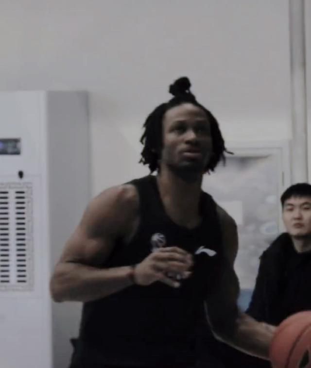 意媒：罗马提前结束租借 阿兹蒙或在冬窗租借加盟博洛尼亚意媒《米兰体育报》消息，今年夏窗租借加盟罗马的伊朗前锋阿兹蒙，将在冬窗提前结束租借离开罗马，母队勒沃库森或在冬窗将阿兹蒙租借至博洛尼亚继续锻炼。